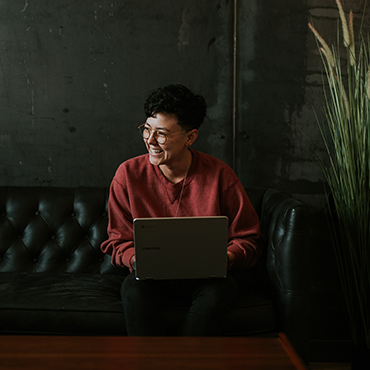 Attendee on laptop participating in virtual event | Global agency, BCD Meetings & Events